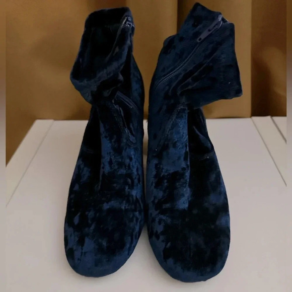 CARLOS BY CARLOS SANTANA WOMEN'S SIZE 9 M BLUE CRUSHED VELVET BLOCK HEEL BOOTS - Picture 1 of 6